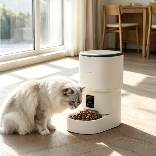 Chat blanc mangeant dans la gamelle du distributeur automatique Homely Paws