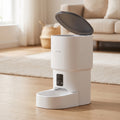 Distributeur automatique de croquettes Homely Paws posé dans un salon lumineux aux tons crème et beige